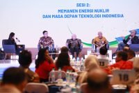 Direktur Jenderal Ketenagalistrikan Kementerian Energi dan Sumber Daya Mineral, Jisman P. Hutajulu (kedua dari kiri), Direktur Teknologi, Enjiniring, dan Keberlanjutan PLN, E. Haryadi (kanan), Kepala Organisasi Riset Tenaga Nuklir Badan Riset dan Inovasi Nasional (BRIN), Syaiful Bakhri (kedua dari kanan) dan Anggota Dewan Energi Nasional, As Natio Lasman (tengah) ketika menjadi panelis dalam agenda Nusantara Energi Forum yang digelar di Jakarta pada Rabu (20/8).