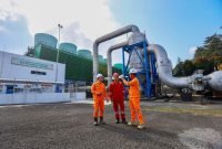 Ilustrasi petugas PLN sedang melakukan koordinasi untuk menjaga keandalan operasional PLTP Kamojang, Jawa Barat.