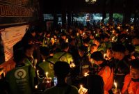 Ratusan Driver Ojek Online yang tergabung dalam Keluarga Besar Driver Online Banjarnegara (KBDB) menggelar doa bersama dan Nyalakan 1000 lilin sebagai ungkapan bela sungkawa terhadap almarhum Affan Kurniawan yang menjadi korban meninggal dunia dalam aksi demno beberapa hari lalu di Jakarta.(foto/istimewa)