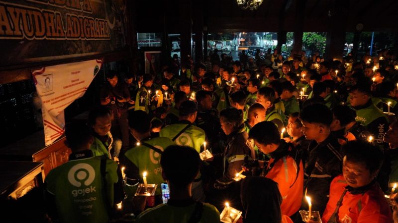 Ratusan Driver Ojek Online yang tergabung dalam Keluarga Besar Driver Online Banjarnegara (KBDB) menggelar doa bersama dan Nyalakan 1000 lilin sebagai ungkapan bela sungkawa terhadap almarhum Affan Kurniawan yang menjadi korban meninggal dunia dalam aksi demno beberapa hari lalu di Jakarta.(foto/istimewa)