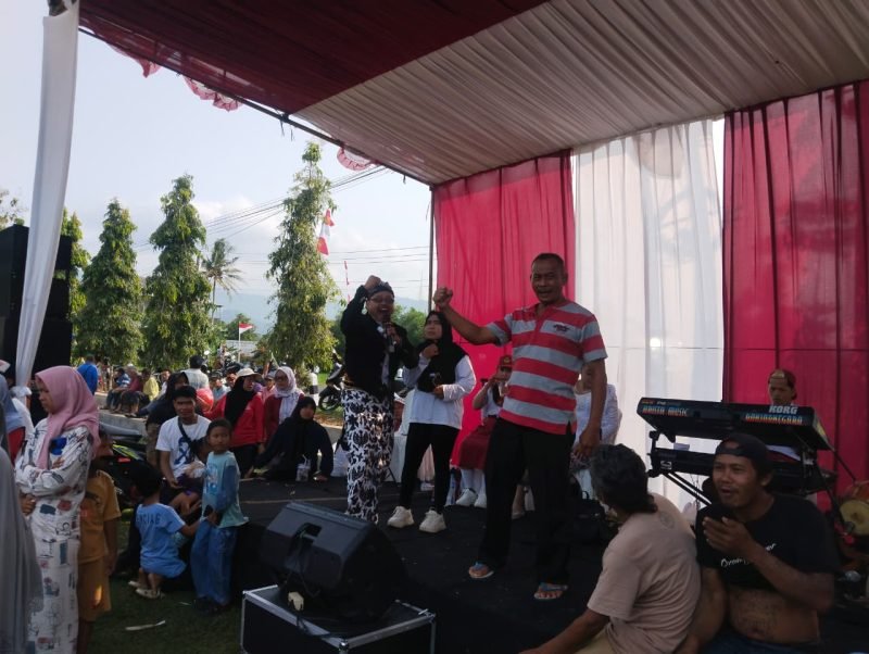 Photo: Suasana kemeriahan HUT RI ke 80 Desa Glempang, nampak ketua panitia pelaksana Sukono meneriakan