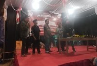Foto: Momen pemotongan tumpeng malam puncak HUT RI ke-80 bersama Satimin (Kepala Desa Kali Tengah) dan Saimun (tokoh masyarakat).