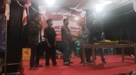Foto: Momen pemotongan tumpeng malam puncak HUT RI ke-80 bersama Satimin (Kepala Desa Kali Tengah) dan Saimun (tokoh masyarakat).