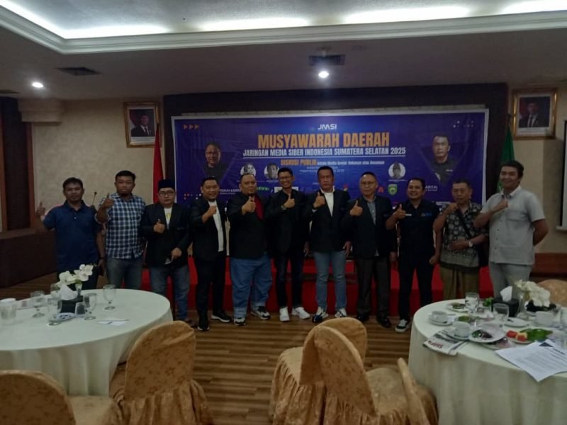 Foto: Agus Harizal yang kembali terpilih menjadi Ketua Jaringan Media Siber Indonesia (JMSI) Sumsel Periode 2025-2030 beroto bersama Pengurus JMSI Sumsel usai Musda.