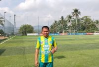 Foto: Rohman Supriyadi saat berada di lapangan sepak bola sintetis di Rawa Wungu, Desa Merden, Kecamatan Purwonegoro, Kabupaten Banjarnegara.