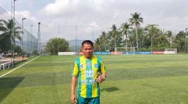 Foto: Rohman Supriyadi saat berada di lapangan sepak bola sintetis di Rawa Wungu, Desa Merden, Kecamatan Purwonegoro, Kabupaten Banjarnegara.