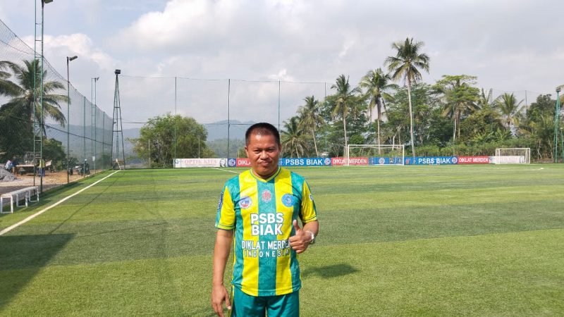 Foto: Rohman Supriyadi saat berada di lapangan sepak bola sintetis di Rawa Wungu, Desa Merden, Kecamatan Purwonegoro, Kabupaten Banjarnegara.