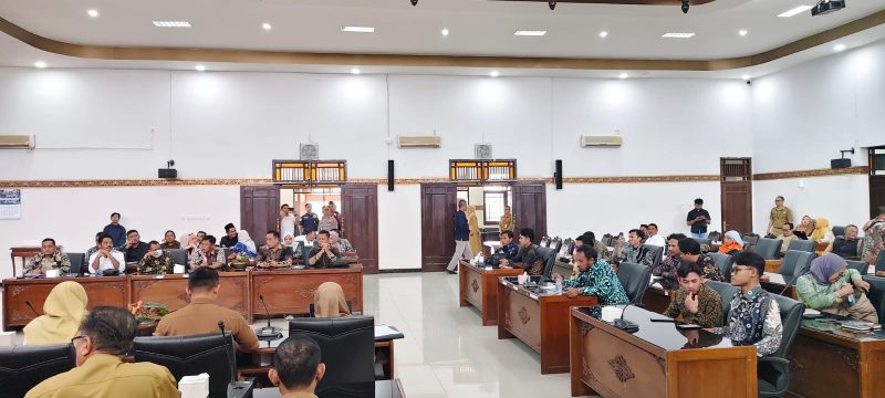 10 Pemuda yang tergabung dalam 10 Pemuda Banjarnegara bersuara  menggelar audensi dengan  DPRD Banjarnegara .(foto/ahr) 