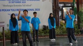 Foto: Salah satu suguhan pertunjukan Drama Bahasa isyarat oleh komunitas disabilitas sensorik