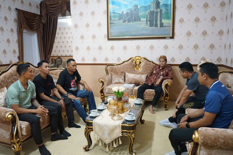 Foto: Dua atlet tinju Banjarnegara bersama Wabup Wahid Djumali di rumah dinas sebelum berangkat ke Kejurnas Piala Panglima TNI 2025, Medan.