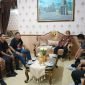 Foto: Dua atlet tinju Banjarnegara bersama Wabup Wahid Djumali di rumah dinas sebelum berangkat ke Kejurnas Piala Panglima TNI 2025, Medan.