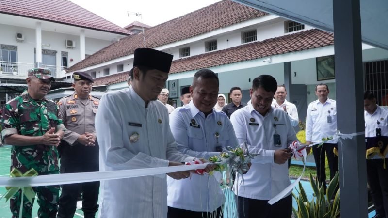 Foto: Suasana Peresmian Pondok Pesantren At-Taubah dengan pengguntingan pita oleh Gus Wahid Jumali,Lc di Rutan Banjarnegara.
