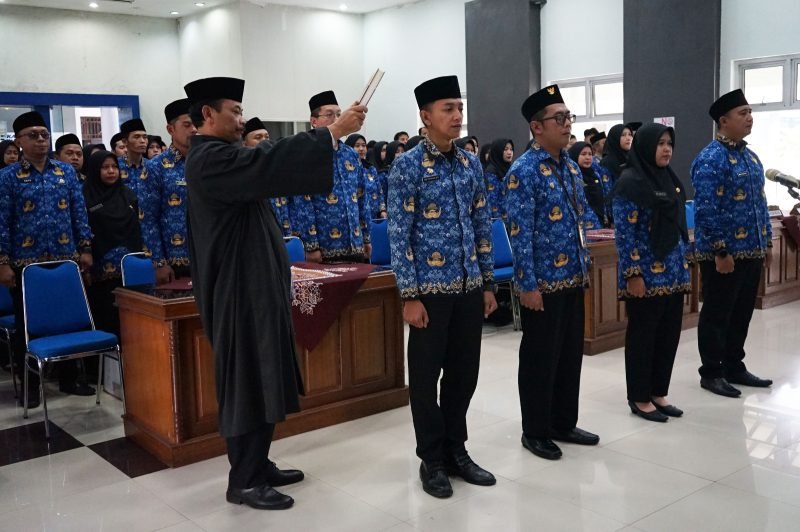 Foto: Suasana Pengambilan janji/sumpah jabatan untuk peserta ASN dan PPPK untuk Formasi ke ll oleh Bupati Banjarnegara.