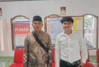Foto: Kepala Desa Pagak Sudarwo bersama Dwi Prasetyo, peraih nilai tertinggi dalam penjaringan perangkat Desa Pagak 2025.
