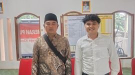 Foto: Kepala Desa Pagak Sudarwo bersama Dwi Prasetyo, peraih nilai tertinggi dalam penjaringan perangkat Desa Pagak 2025.