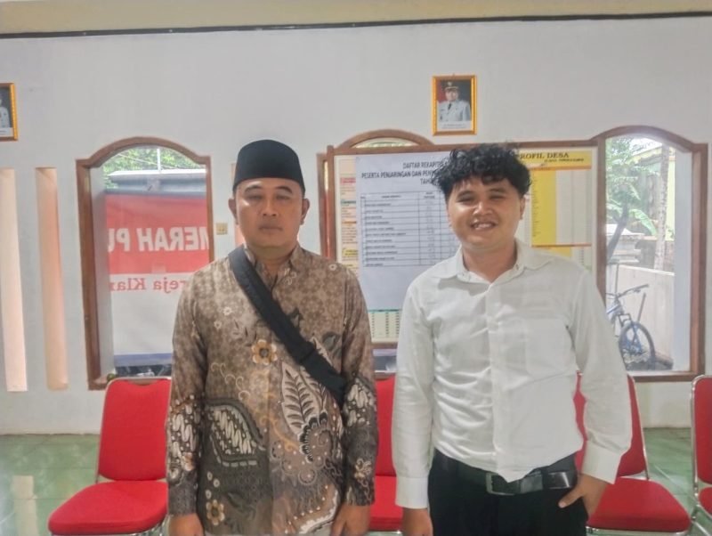 Foto: Kepala Desa Pagak Sudarwo bersama Dwi Prasetyo, peraih nilai tertinggi dalam penjaringan perangkat Desa Pagak 2025.