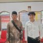 Foto: Kepala Desa Pagak Sudarwo bersama Dwi Prasetyo, peraih nilai tertinggi dalam penjaringan perangkat Desa Pagak 2025.