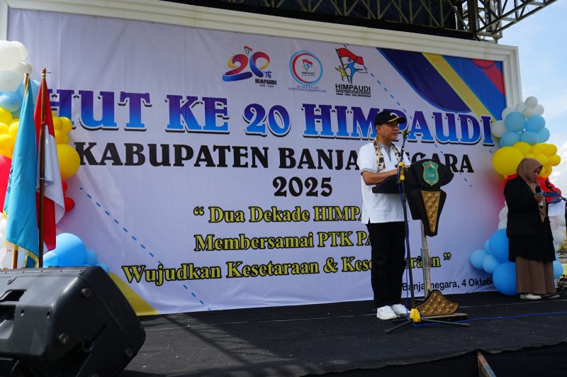 Foto: Sekda Drs. Indarto, M.Si. saat memberikan sambutan pada perayaan HUT ke-20 HIMPAUDI di Alun-alun Banjarnegara