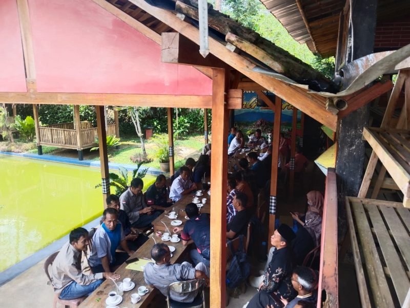 Foto: Rapat persiapan proyek Banprov dan BKK Tahun Anggaran 2025 di Café Kayu Warna, Kecamatan Punggelan.