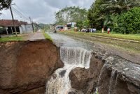 Foto: Kondisi tanggul irigasi Siwuluh di Desa Ampelsari yang mengalami longsor pada Kamis (23/10/2025).