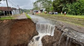 Foto: Kondisi tanggul irigasi Siwuluh di Desa Ampelsari yang mengalami longsor pada Kamis (23/10/2025).
