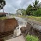 Foto: Kondisi tanggul irigasi Siwuluh di Desa Ampelsari yang mengalami longsor pada Kamis (23/10/2025).
