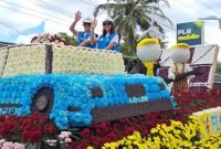 Parade kendaraan hias dalam rangkaian acara Tomohon International Flower Festival (TIFF) menampilkan pesona bunga krisan sebagai daya tarik utama. Melalui program Electrifying Agriculture, PLN mendukung petani krisan di Tomohon, Sulawesi Utara dalam mengembangkan budidaya berbasis listrik yang lebih efisien, produktif, dan berkelanjutan.