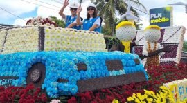 Parade kendaraan hias dalam rangkaian acara Tomohon International Flower Festival (TIFF) menampilkan pesona bunga krisan sebagai daya tarik utama. Melalui program Electrifying Agriculture, PLN mendukung petani krisan di Tomohon, Sulawesi Utara dalam mengembangkan budidaya berbasis listrik yang lebih efisien, produktif, dan berkelanjutan.