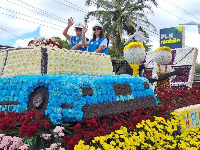 Parade kendaraan hias dalam rangkaian acara Tomohon International Flower Festival (TIFF) menampilkan pesona bunga krisan sebagai daya tarik utama. Melalui program Electrifying Agriculture, PLN mendukung petani krisan di Tomohon, Sulawesi Utara dalam mengembangkan budidaya berbasis listrik yang lebih efisien, produktif, dan berkelanjutan.