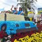 Parade kendaraan hias dalam rangkaian acara Tomohon International Flower Festival (TIFF) menampilkan pesona bunga krisan sebagai daya tarik utama. Melalui program Electrifying Agriculture, PLN mendukung petani krisan di Tomohon, Sulawesi Utara dalam mengembangkan budidaya berbasis listrik yang lebih efisien, produktif, dan berkelanjutan.