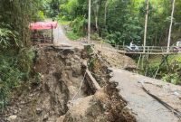 Foto: Jembatan Kali Lubang Sodong, Dukuh Penisihan, Desa Merden, Kecamatan Purwanegara, Kabupaten Banjarnegara, tampak nyaris rusak total.