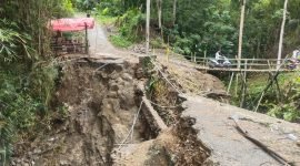 Foto: Jembatan Kali Lubang Sodong, Dukuh Penisihan, Desa Merden, Kecamatan Purwanegara, Kabupaten Banjarnegara, tampak nyaris rusak total.