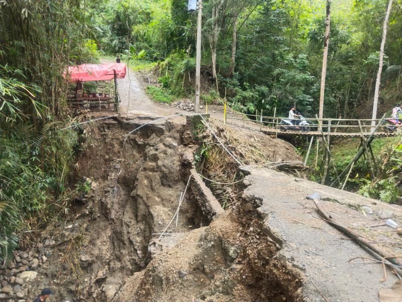 Foto: Jembatan Kali Lubang Sodong, Dukuh Penisihan, Desa Merden, Kecamatan Purwanegara, Kabupaten Banjarnegara, tampak nyaris rusak total.