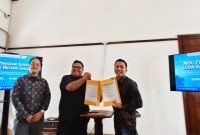 Ketua Umum IPDA Arifin Kusuma Wardani dan Perwakilan Hetero Space Irfan Bachtiar  teken  MoU Program Pemberdayaan Pemuda Desa dan Penguatan Ekonomi Masyarakat.(foto/rz)