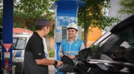 Ilustrasi Pengguna kendaraan listrik saat mengisi daya di Stasiun Pengisian Kendaraan Listrik Umum (SPKLU). Untuk menyambut Nataru, PLN menyediakan sebanyak 1.515 unit SPKLU di sepanjang jalur utama mudik Trans Sumatra-Jawa-Bali.