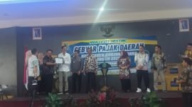 Foto: Suasana Gebyar Pajak Daerah Kabupaten Banjarnegara Tahun 2025 saat penyerahan penghargaan kepada wajib pajak berprestasi.