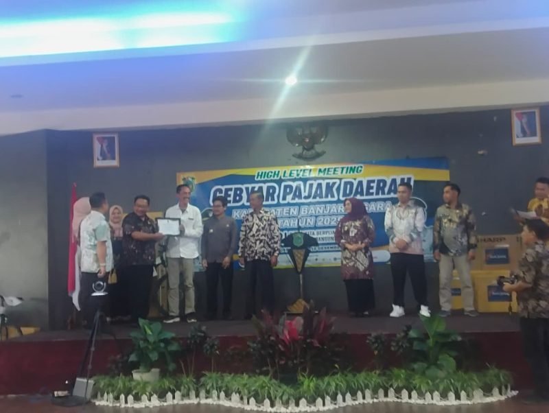 Foto: Suasana Gebyar Pajak Daerah Kabupaten Banjarnegara Tahun 2025 saat penyerahan penghargaan kepada wajib pajak berprestasi.