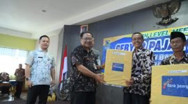 Foto: PJ Sekda Banjarnegara Tursiman, S.Sos., saat menyerahkan penghargaan kepada wajib pajak berprestasi pada Gebyar Pajak Daerah 2025 di Aula Lantai 3 Kantor Sekda Banjarnegara.