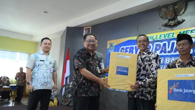 Foto: PJ Sekda Banjarnegara Tursiman, S.Sos., saat menyerahkan penghargaan kepada wajib pajak berprestasi pada Gebyar Pajak Daerah 2025 di Aula Lantai 3 Kantor Sekda Banjarnegara.