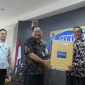 Foto: PJ Sekda Banjarnegara Tursiman, S.Sos., saat menyerahkan penghargaan kepada wajib pajak berprestasi pada Gebyar Pajak Daerah 2025 di Aula Lantai 3 Kantor Sekda Banjarnegara.