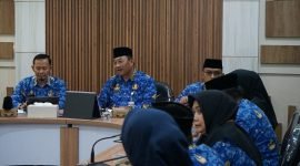 Foto: PJ Sekda Banjarnegara Tursiman, S.Sos., memimpin Rapat Koordinasi Penguatan Kapasitas Camat di Ruang Rapat Sekda.