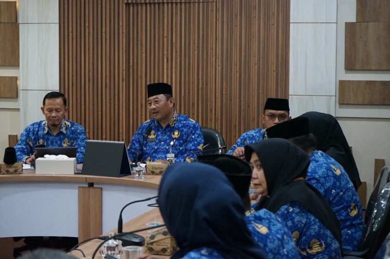 Foto: PJ Sekda Banjarnegara Tursiman, S.Sos., memimpin Rapat Koordinasi Penguatan Kapasitas Camat di Ruang Rapat Sekda.