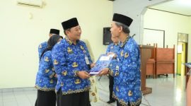 Foto: PJ Sekda Tursiman saat menyerahkan Dana Sosial dari Korpri kepada 284 ASN di Gedung Korpri Banjarnegara.