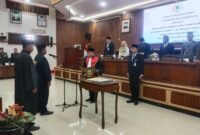 Foto: Pengambilan sumpah dan janji jabatan Slamet SM oleh Ketua Pengadilan Negeri Banjarnegara Anteng Supriyo, SH, MH, dalam Sidang Paripurna DPRD Kabupaten Banjarnegara.