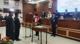 Foto: Pengambilan sumpah dan janji jabatan Slamet SM oleh Ketua Pengadilan Negeri Banjarnegara Anteng Supriyo, SH, MH, dalam Sidang Paripurna DPRD Kabupaten Banjarnegara.