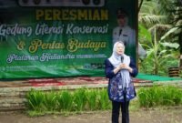 Foto: Bupati Banjarnegara dr. Amalia Desiana saat memberikan sambutan pada peresmian Gedung Ruang Literasi Konservasi di Dusun Kayunan, Banjarmangu.