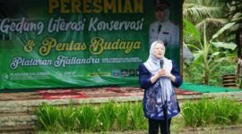 Foto: Bupati Banjarnegara dr. Amalia Desiana saat memberikan sambutan pada peresmian Gedung Ruang Literasi Konservasi di Dusun Kayunan, Banjarmangu.