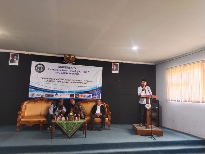 Foto: Christian Joharianto DPC IPJT Banjarnegara saat mengisi sambutan untuk para siswa siswi yang menghadiri pelatihan jurnalistik di Aniversary ke tiga tahun.