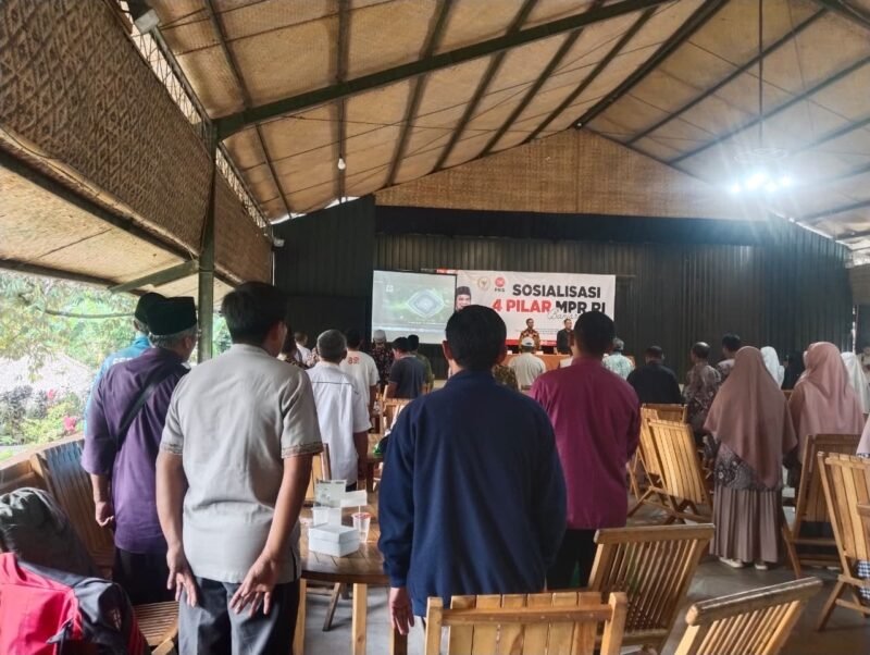 Foto : Suasana Edukasi Politk pemahaman 4 pilar MPR RI dari Anggota Komisi V DPRRI Rofik Hananto di RM Saung Mansyur.