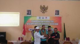 Foto: Penyerahan simbolis bantuan alat komunikasi Hate oleh Wahyudin Kepala Desa Pingit kepada Ketua Destana wilayahnya.